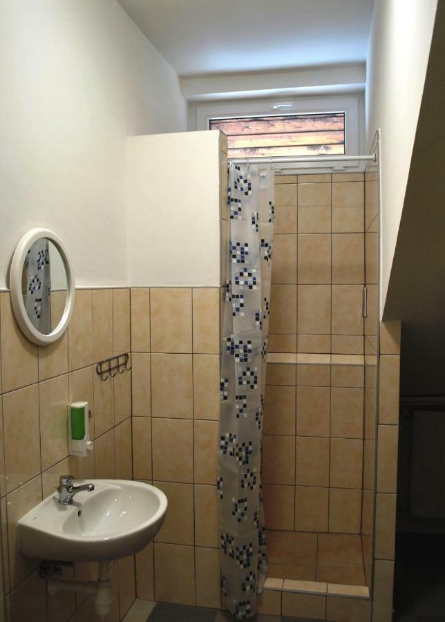 Hostel Pod Topolami Zielona Gora  Ngoại thất bức ảnh